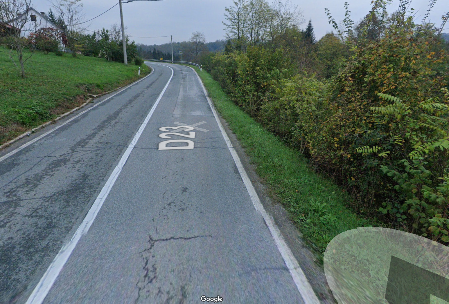 Maloljetni motociklist probio ogradu i pao preko zida