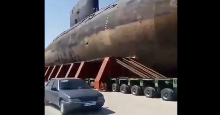 VIDEO Pogledajte kako Iranci prevoze podmornicu