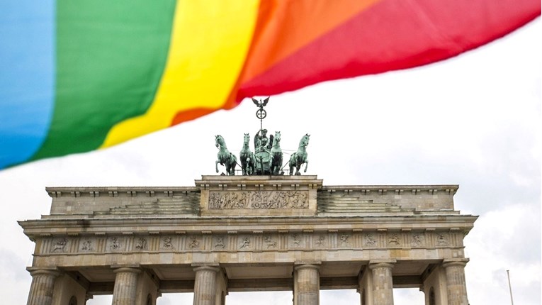 Na njemačkom Bundestagu prvi put izvješena zastava duginih boja
