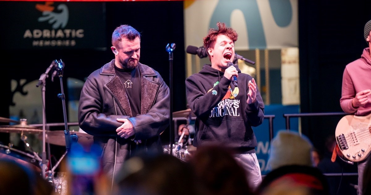 FOTO Matija Cvek nastupio na prepunoj Pjaci, oduševio publiku Oliverovim hitom