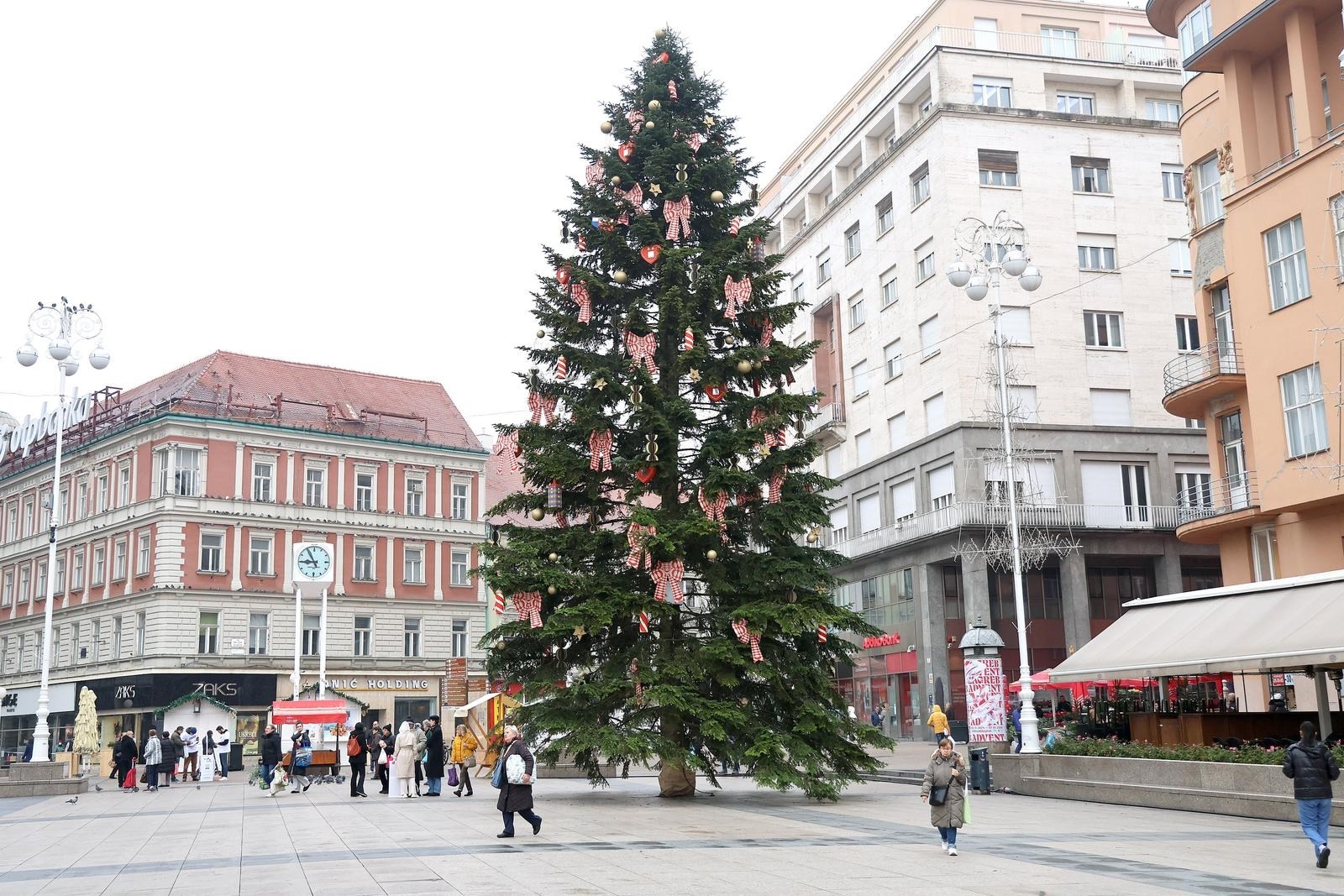 Bor na Trgu bana Jelačića okićen je isto kao i lani. Sviđa li vam se?