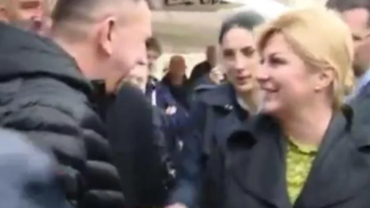 Tjelohraniteljica maknula tipa koji je potapšao Kolindu, HRT obrisao snimku