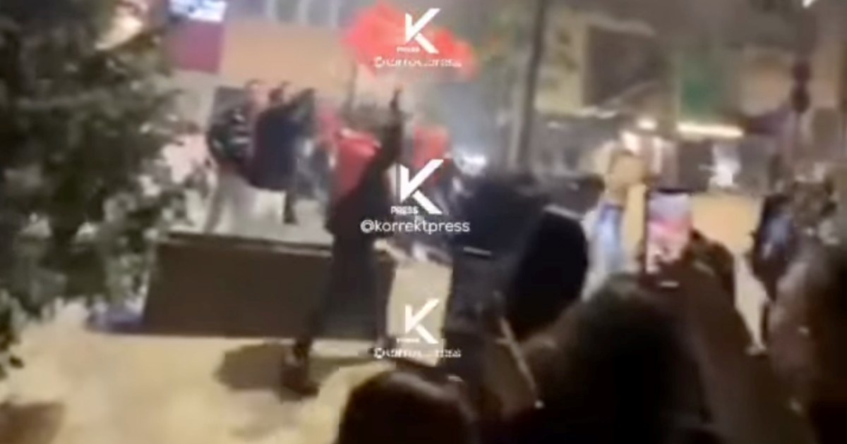 Širi se viralan video. Kosovari u Prištini slave poraz Srbije pucanjem u zrak