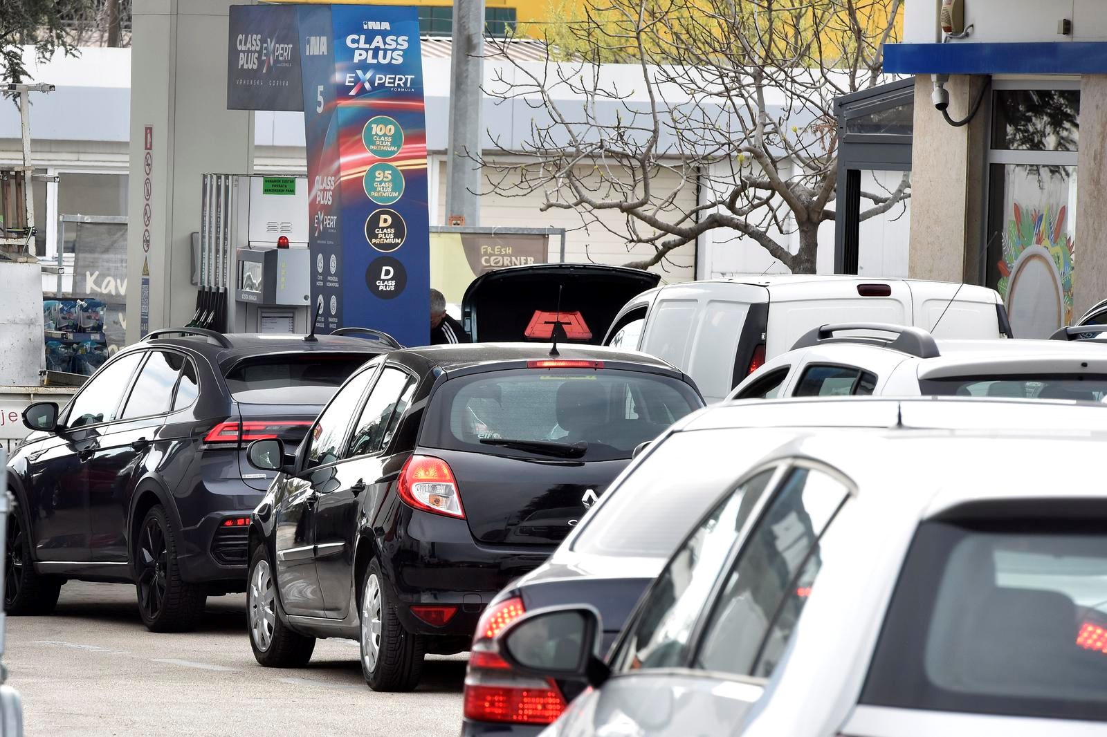 VIDEO I FOTO Od ponoći znatno poskupljuje gorivo. počele gužve na benzinskima