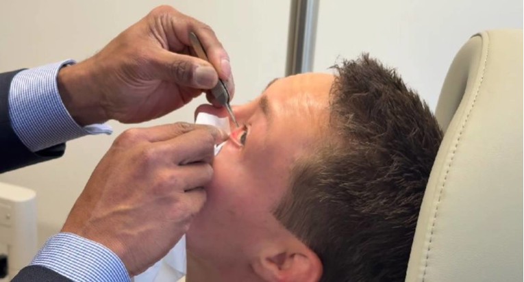 UFC zvijezda objavila jeziv video medicinskog zahvata. Vade joj cjevčice iz očiju