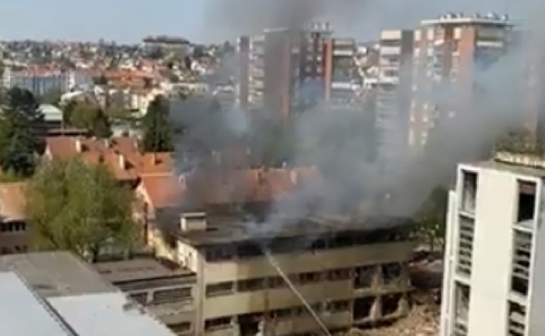 VIDEO Gorjela stara zgrada u zagrebačkom Maksimiru, vatrogasci ugasili požar