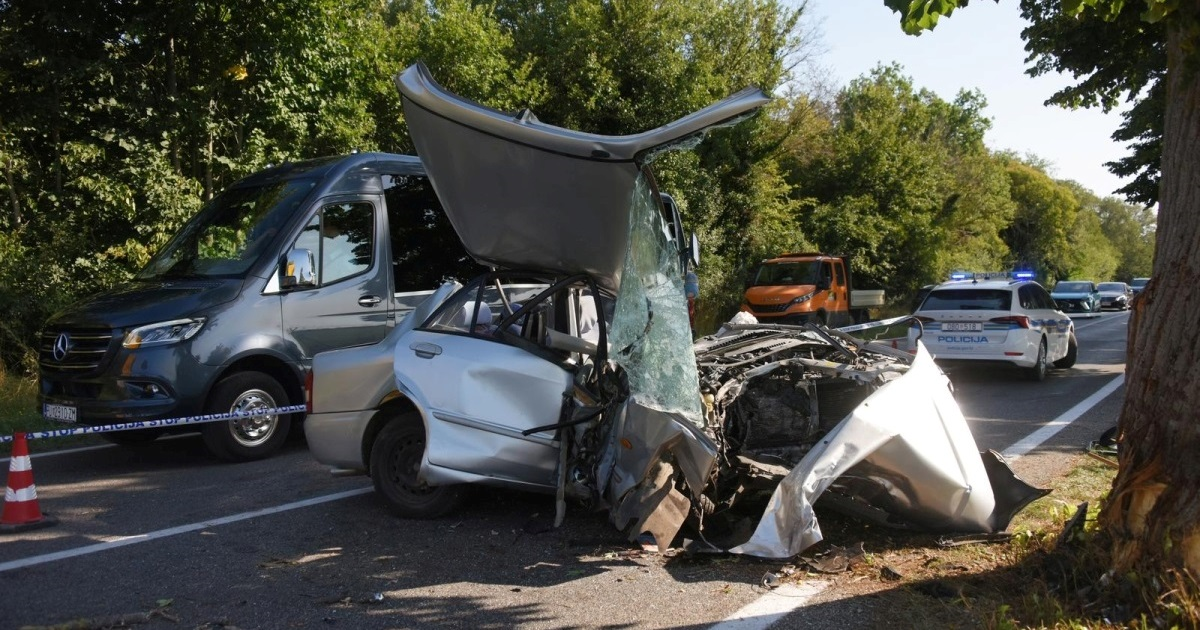 Teška nesreća u Puli. Autom sletio s ceste, zabio se u stablo i poginuo