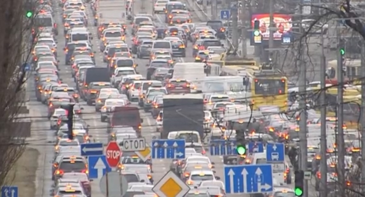 Ljudi masovno bježe iz Kijeva, na cestama su ogromne gužve. Pogledajte snimke