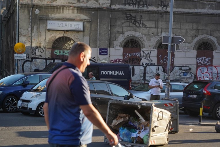 Nazire se teška situacija u Srbiji. Strahuje se od skupljeg goriva, pića, hrane...