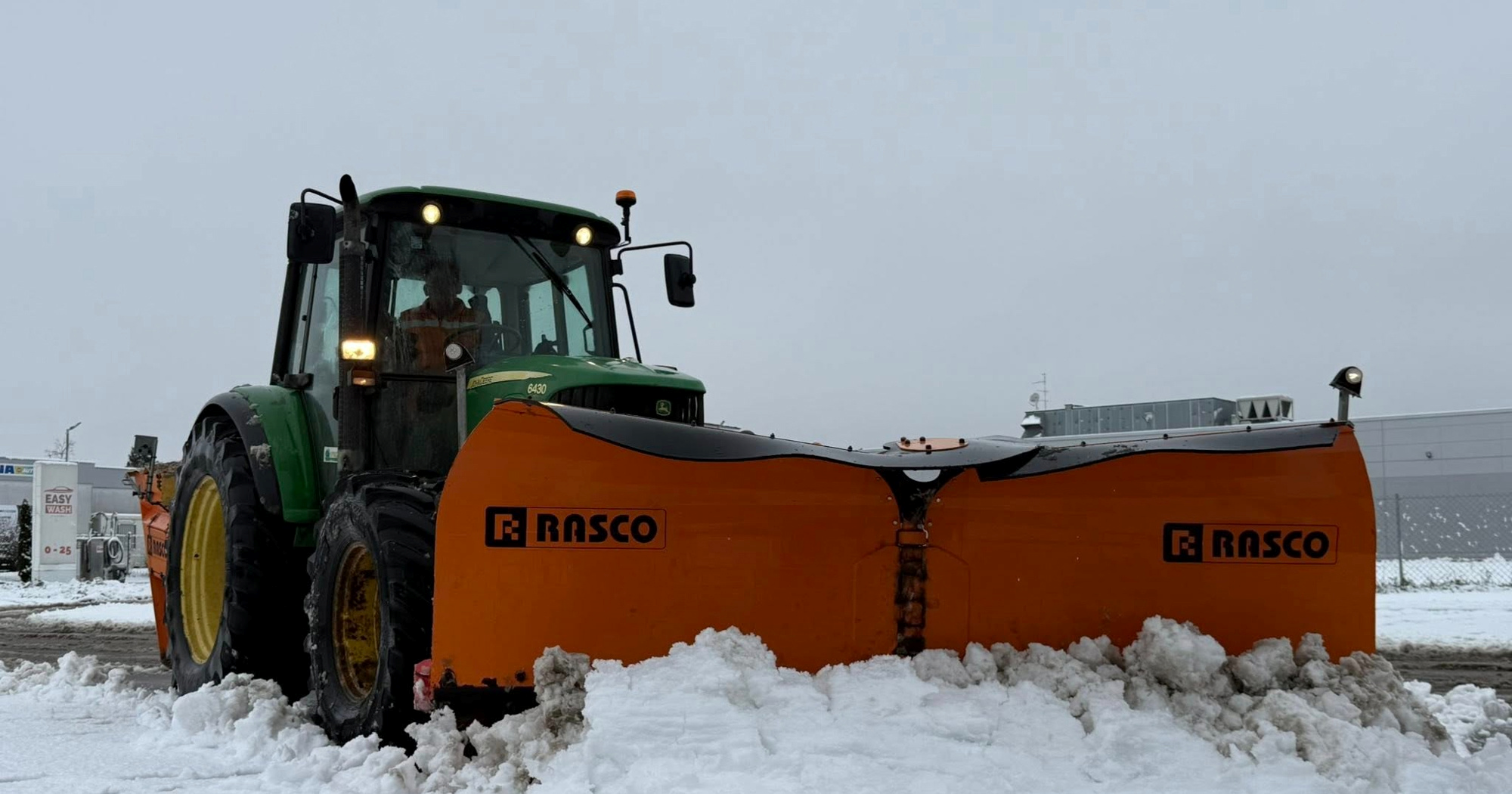 Ledena kiša paralizirala Osijek. Potrošeno 70 tona soli, traktor sletio s nasipa