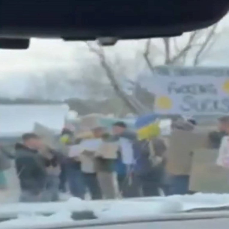 Fox objavio snimku: "Prosvjednici dočekali JD Vancea nakon fijaska u Bijeloj kući"