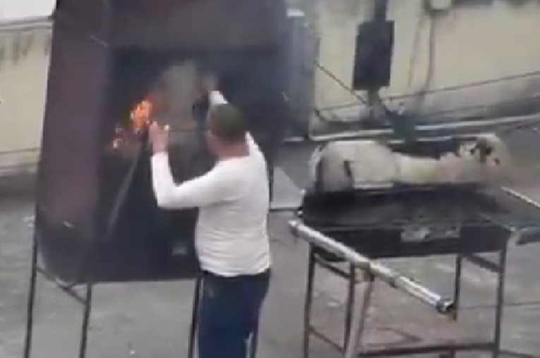 Kubanci napustili ambasadu u Ekvadoru. Uoči odlaska spaljivali papire u peći na krovu