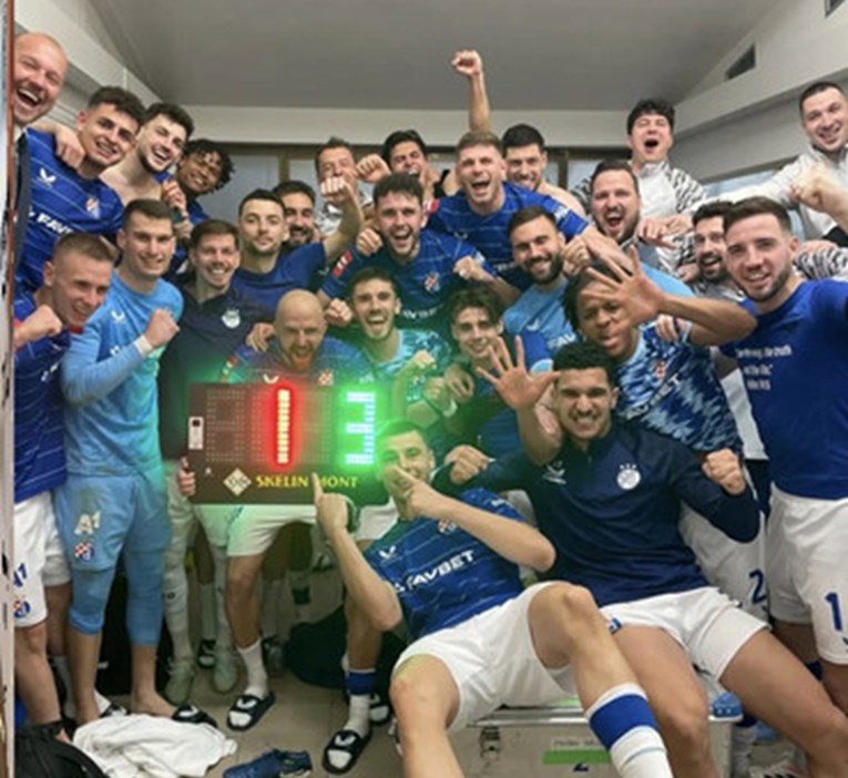 Igrači Dinama fotografirali se sa semaforom u svlačionici nakon pobjede u derbiju