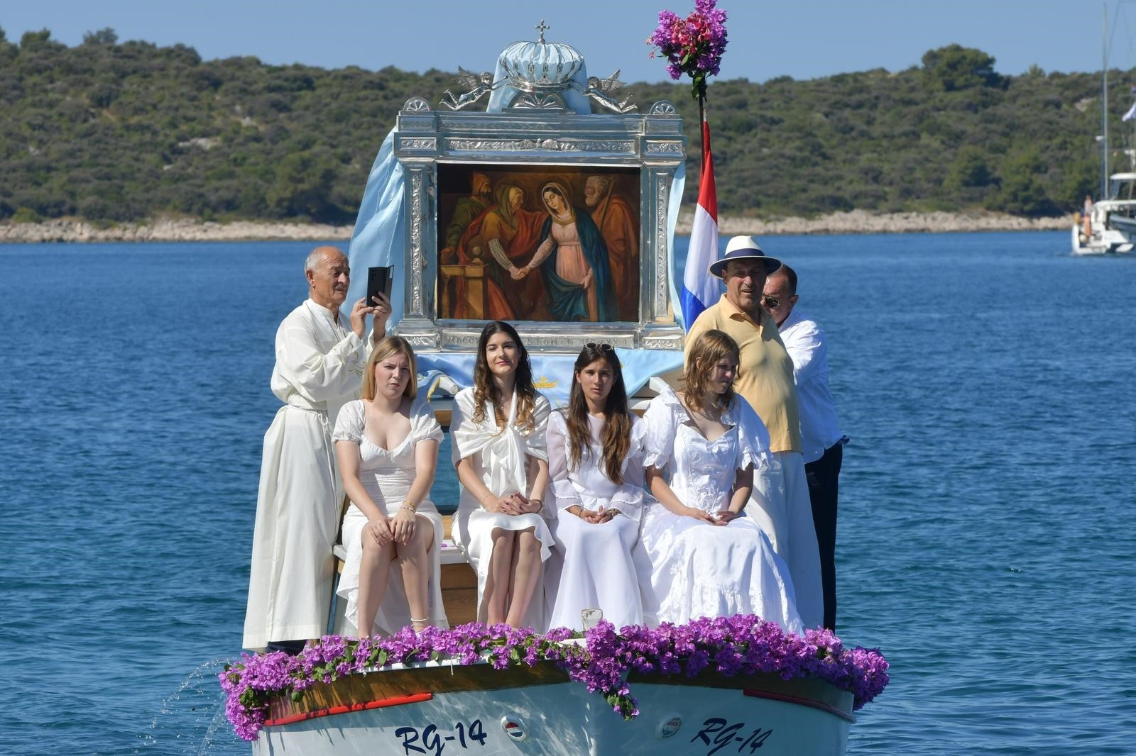 U Rogoznici slavili Gospu od Kapelice. Procesija uključuje brod i djevojke u bjelini