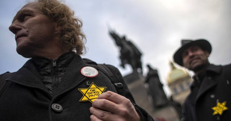 Antivakseri se uspoređuju sa žrtvama Holokausta. U Njemačkoj to žele zabraniti