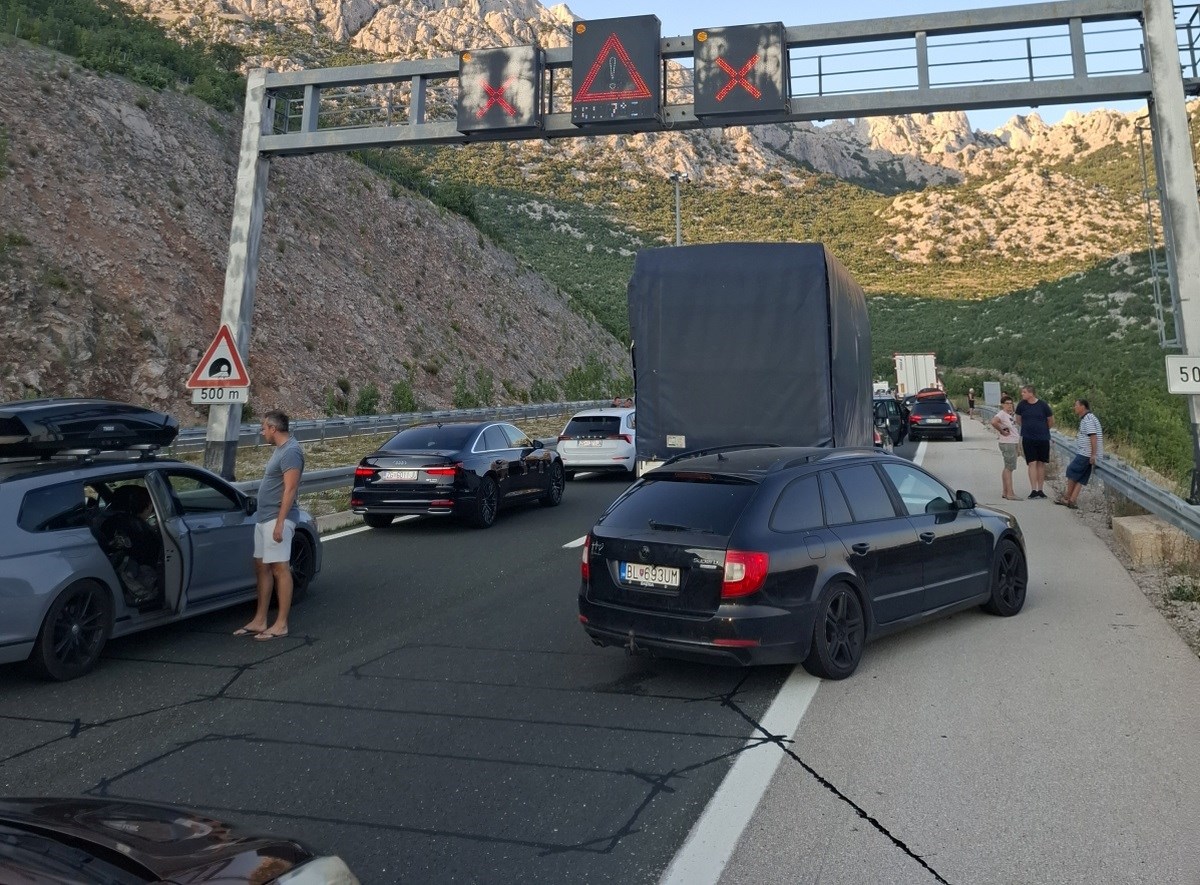 Zapalio se auto u tunelu Sveti Rok. Nastala velika kolona