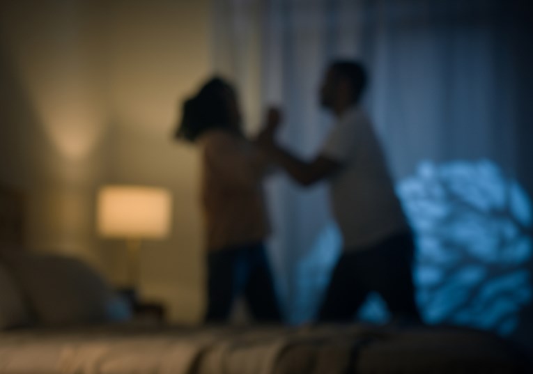 Napao i davio ženu, bježala s djetetom pa remenom udario i dijete. Ne ide u zatvor