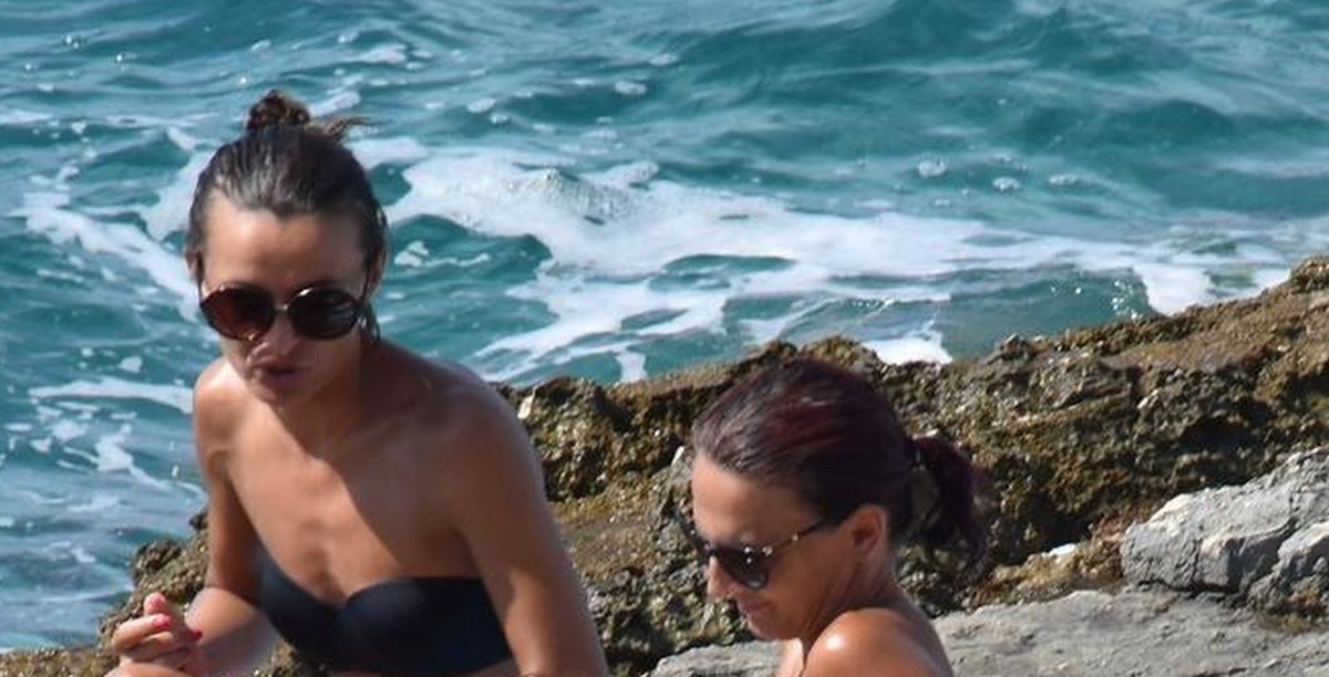 Pulske plaže pune su zgodnih turistica, pogledajte kako uživaju na moru