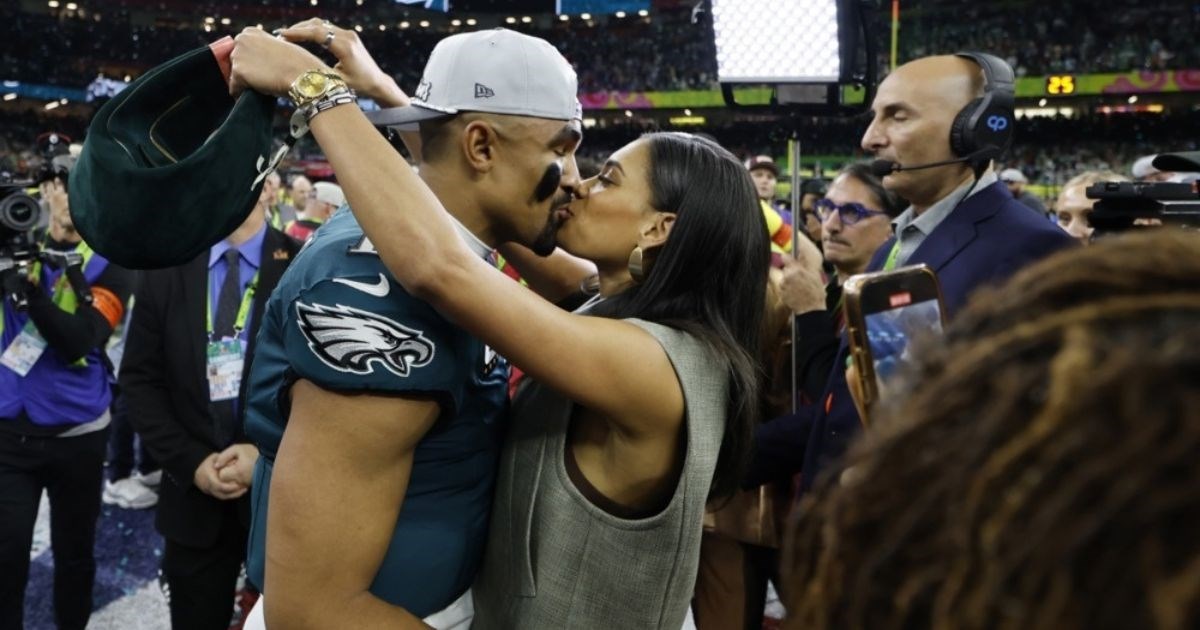 Jalen Hurts nakon pobjede Eaglesa na Super Bowlu potrčao u zagrljaj zaručnici
