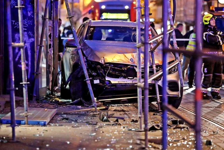 VIDEO Mercedes u Zagrebu naletio na pješakinje i na skele. Dvije žene u bolnici