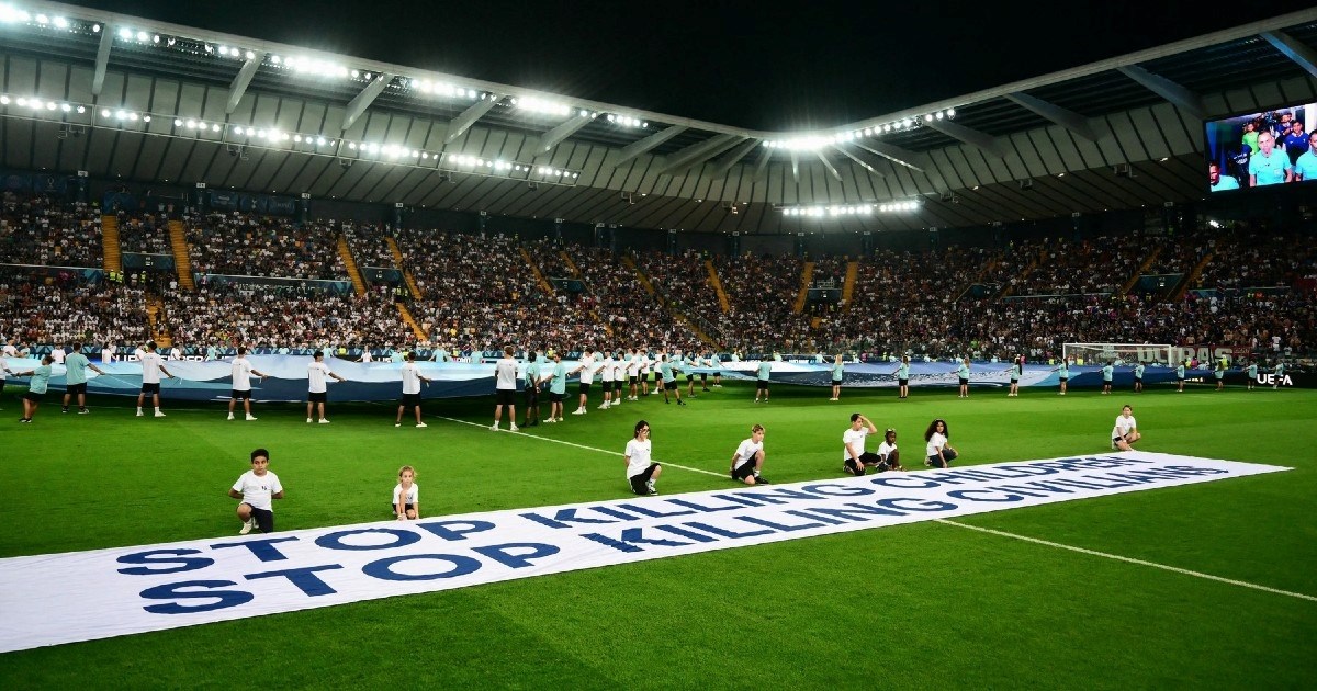 Devetero djece izbjeglica na Superkupu podiglo poruku: "Prestanite ubijati"