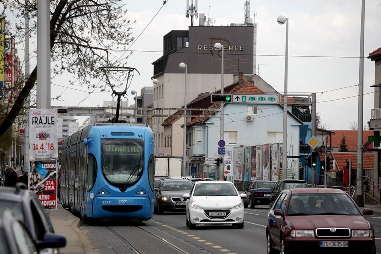 Čovjeku pozlilo u tramvaju u Zagrebu, umro je