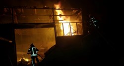 Izgorjela proizvodna hala u Petrinji, vatrogasac lakše ozlijeđen