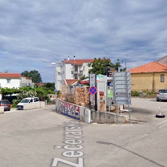 Pijani u Rogoznici udario starca šakom u glavu, prijetio ženi