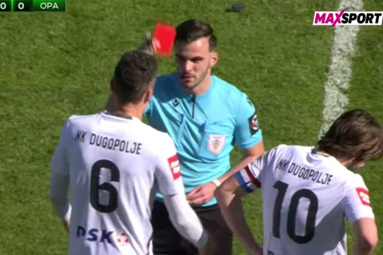 VIDEO Bivši kapetan Hajduka ulovio loptu u ruke i dobio crveni. Komentator: Apsurdno