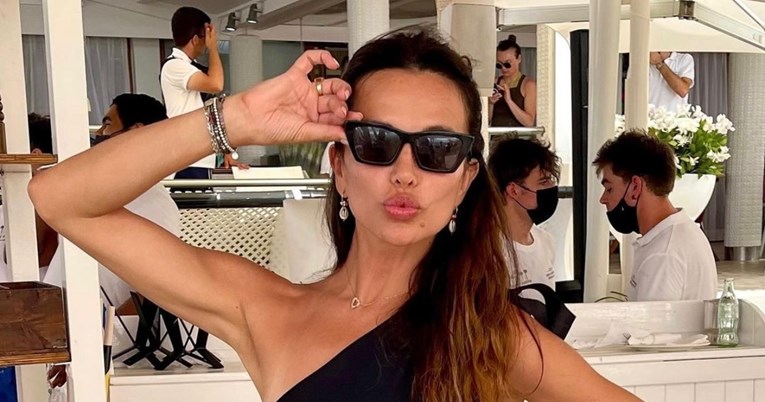 Sevki na nastupu skoro ispao mikrofon, iznenadila publiku onim što je napravila nakon