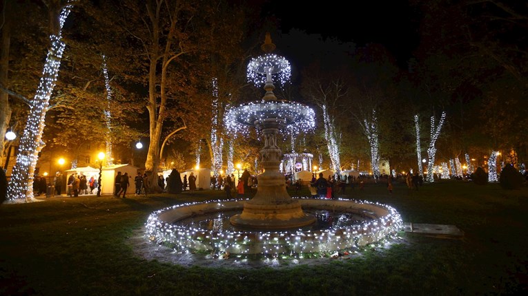 Počeo je Advent u Zagrebu: Otvoren Ledeni park, upaljene lampice na Zrinjevcu