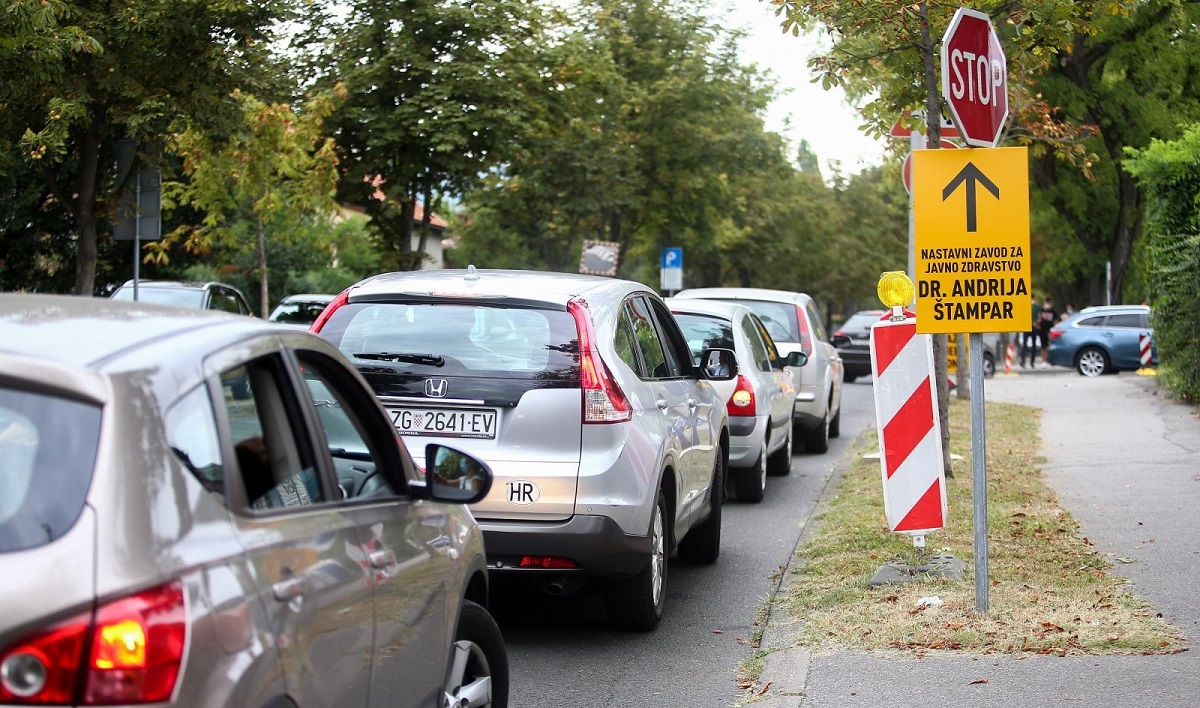 VIDEO Gužva za testiranje na koronu u Zagrebu, auti stoje u koloni
