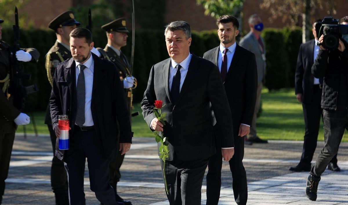 Milanović na Mirogoju zapalio svijeću povodom Dana pobjede nad fašizmom