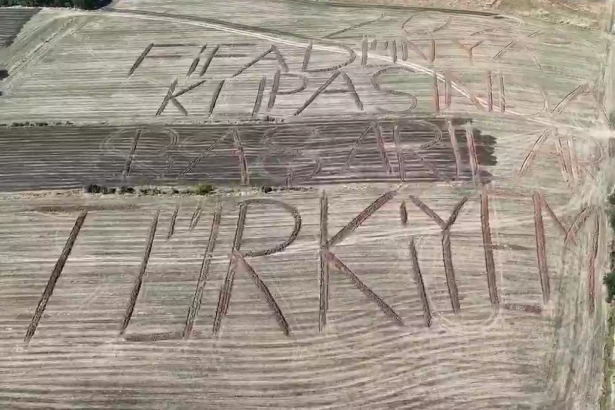 Divovska poruka za turske nogometaše. Pogledajte što je poljoprivrednik napisao