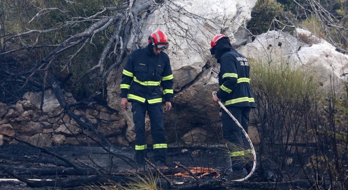 Lokalizirani požari kod Bala, vatrogasci ostaju na požarištu