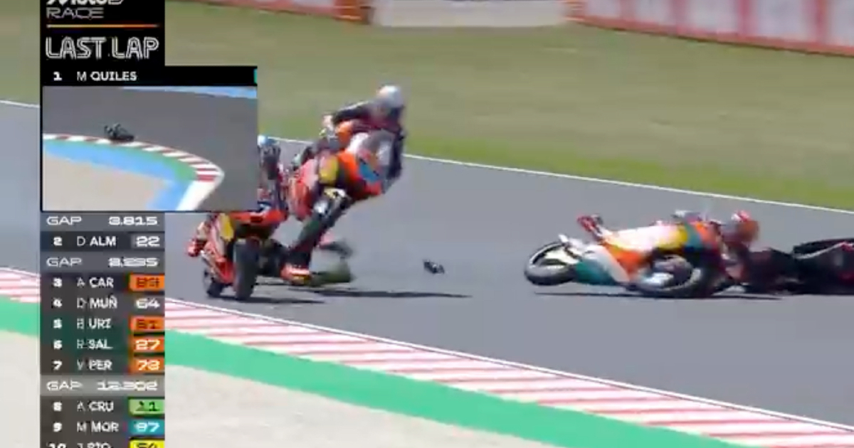 VIDEO Teška nesreća na Moto3 utrci. Vozač pao na stazu, drugi ga pregazio