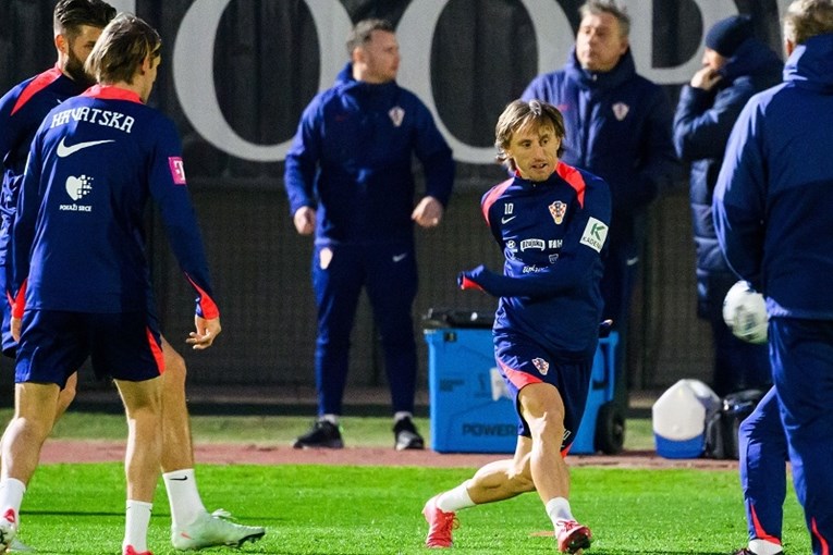Hrvatska na Poljudu trenirala po buri. Na terenu Modrić, iznad njega policijski dron