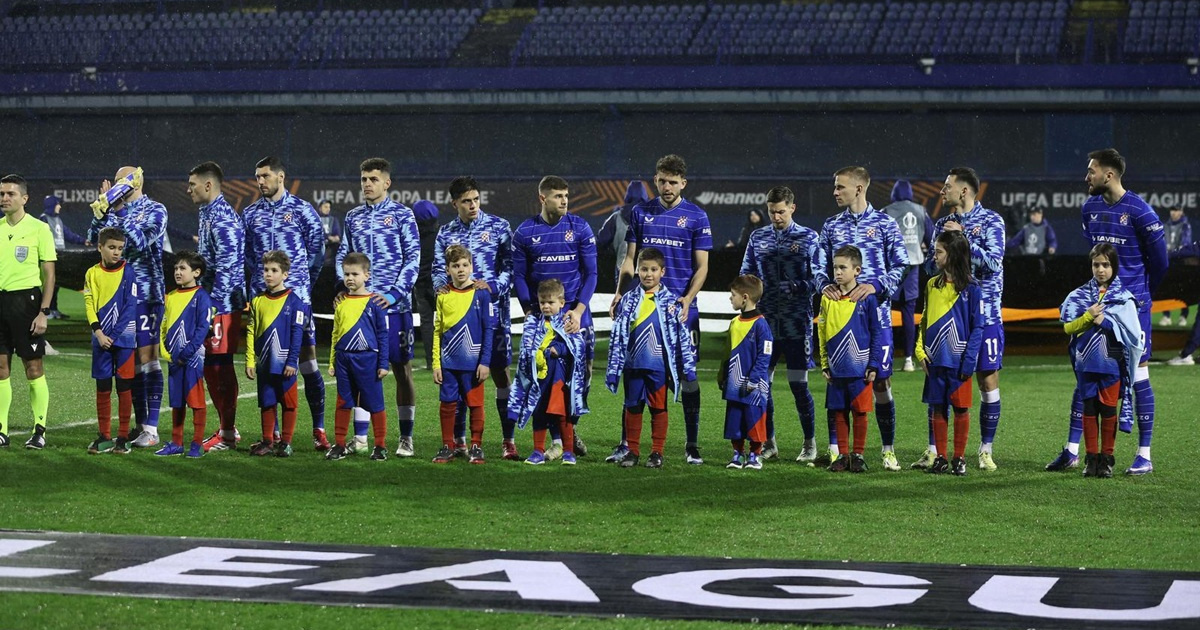 Dinamovi igrači skinuli trenirke i dali ih djeci kojoj je bilo hladno