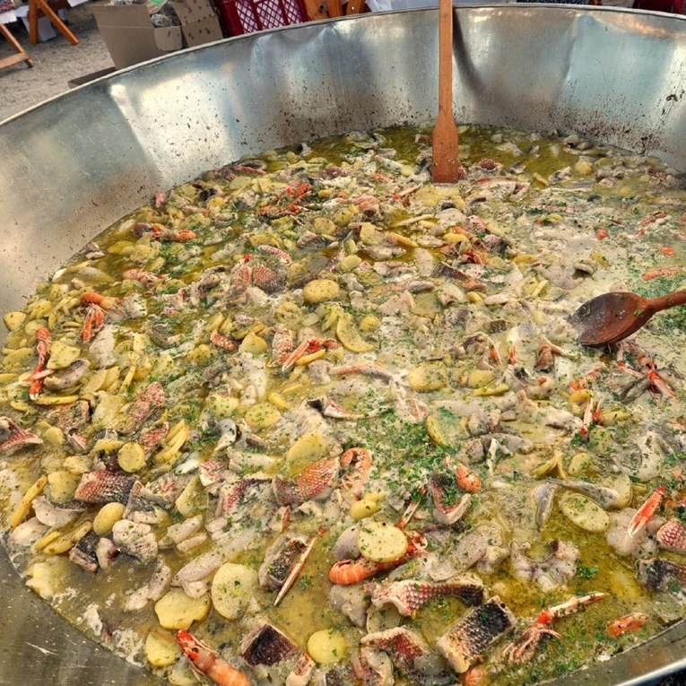 U Jelsi se za vikend održava festival na kojemu se kuhaju poznata dalmatinska jela