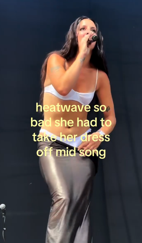Këngëtarja zhvishet me të brendshme gjatë një performance në Gjermani për shkak të vapës, tani është bërë hit