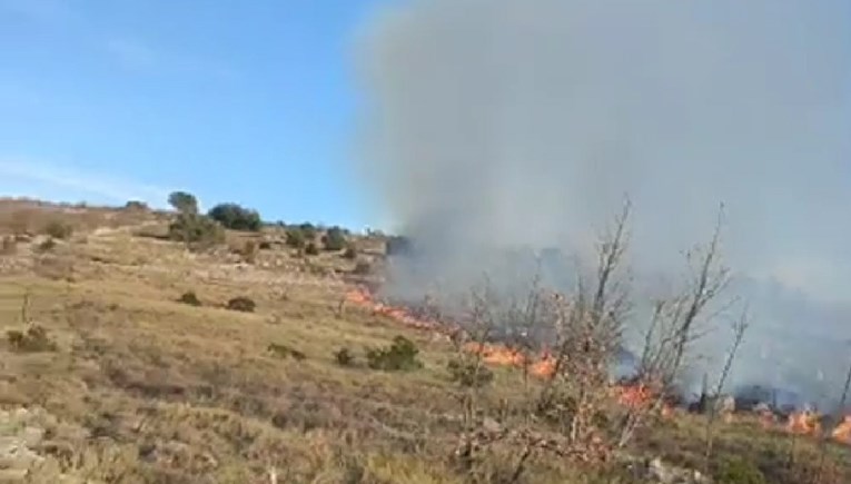 VIDEO Požar kod Trogira, vatrogascima u pomoć stiže kanader