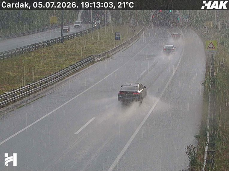 Kiša stvara probleme na cestama, na A6 se kroz tunel vozi jednim trakom
