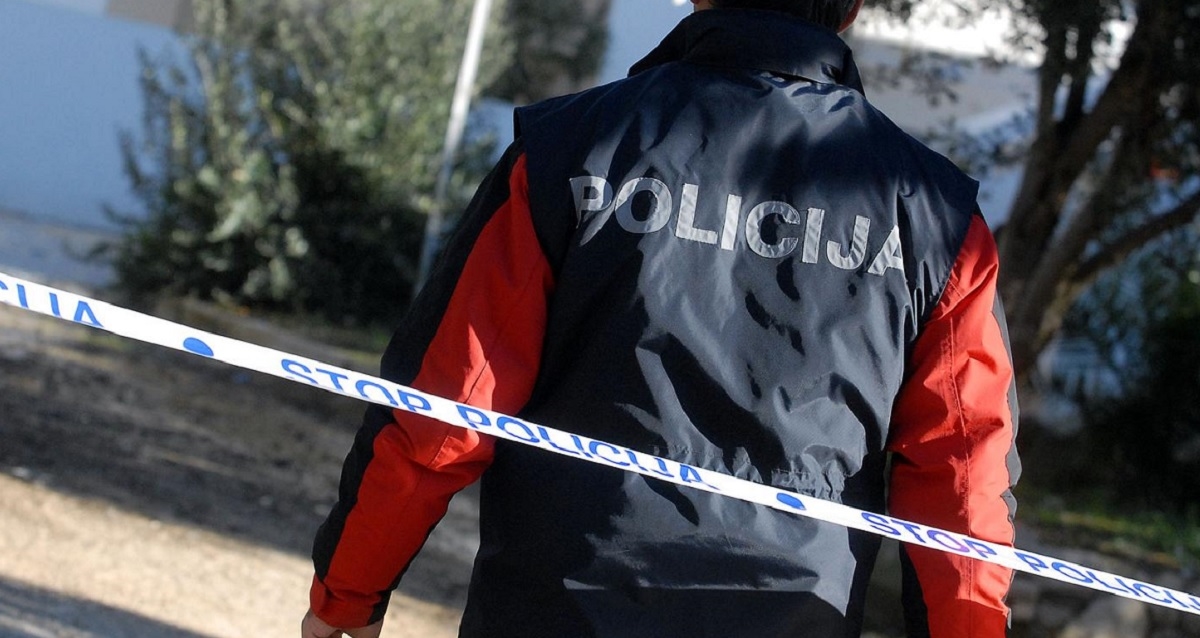 Britanac u Novalji prijetio Nijemcu smrću, ukrao mu auto pa napao policiju