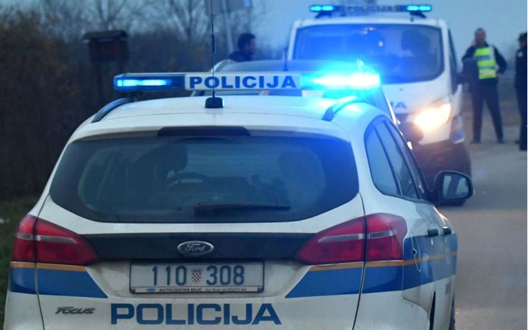 Teški frontalni sudar auta i kombija na Istarskom ipsilonu, poginuo vozač