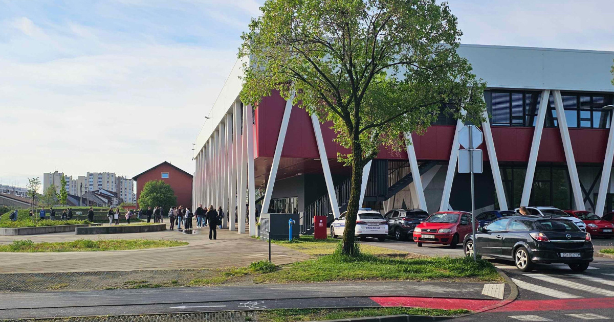 Dojave o bombama u nekoliko zagrebačkih škola. Policija je na terenu