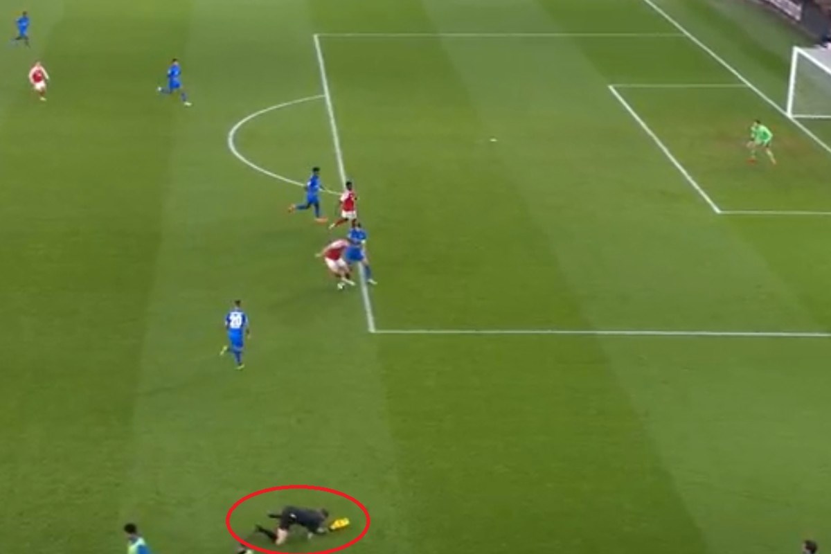 VIDEO Pomoćni sudac pratio akciju Arsenala pa se zabio u igrače Leverkusena