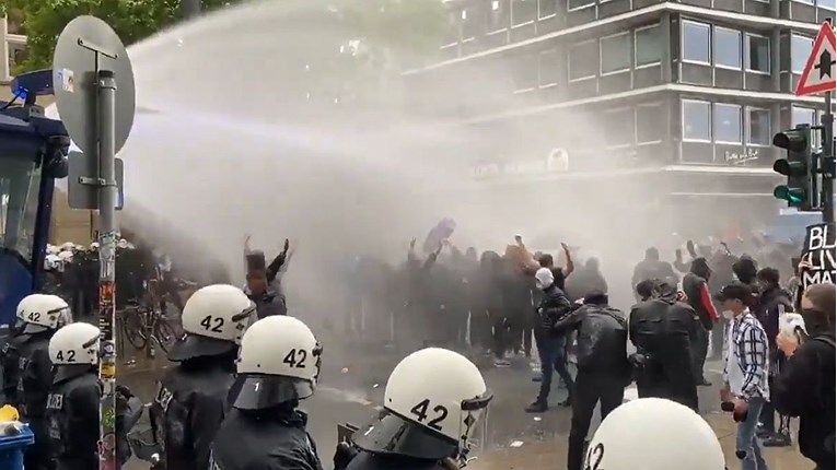 Prosvjedi protiv rasizma: Policija u Hamburgu koristila suzavac i vodene topove