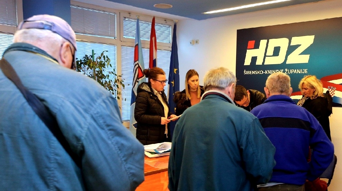 FOTO HDZ-ovci nahrupili na izbore unatoč koroni