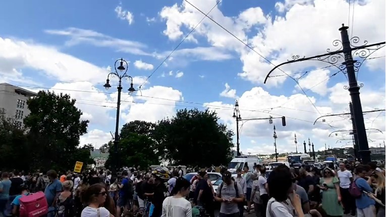 VIDEO Prosvjednici blokirali most u Budimpešti zbog najavljenog povećanja poreza