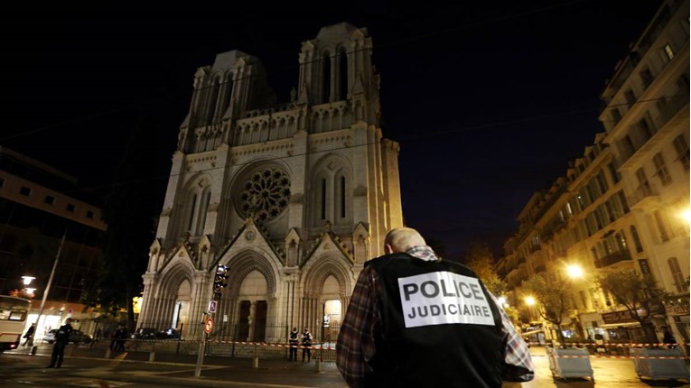 Terorist iz Nice par sati prije pokolja u crkvi nazvao svoju obitelj